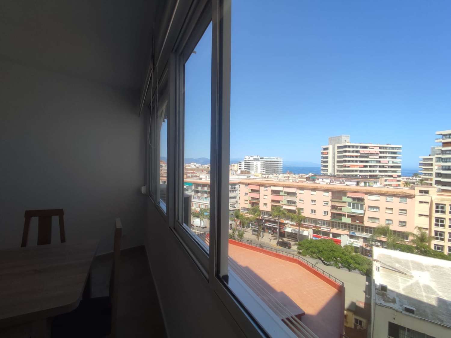 MEDIA TEMPORADA. SE ALQUILA DESDE 1.10.27  POR 11 MESES  BONITO APARTAMENTO CON VISTAS AL MAR  EN EL CENTRO DE TORREMOLINOS
