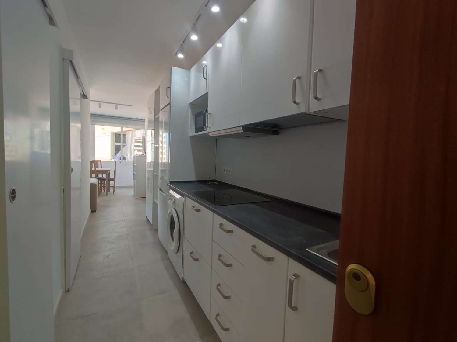 MEDIA TEMPORADA. SE ALQUILA DESDE 1.10.27  POR 11 MESES  BONITO APARTAMENTO CON VISTAS AL MAR  EN EL CENTRO DE TORREMOLINOS