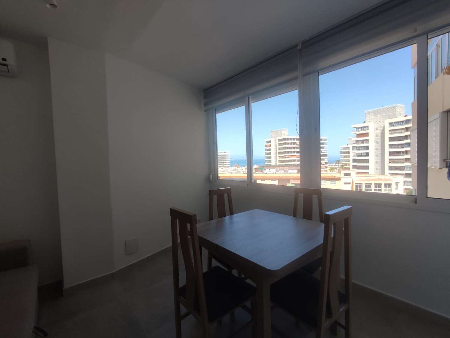 MEDIA TEMPORADA. SE ALQUILA DESDE 1.10.27  POR 11 MESES  BONITO APARTAMENTO CON VISTAS AL MAR  EN EL CENTRO DE TORREMOLINOS
