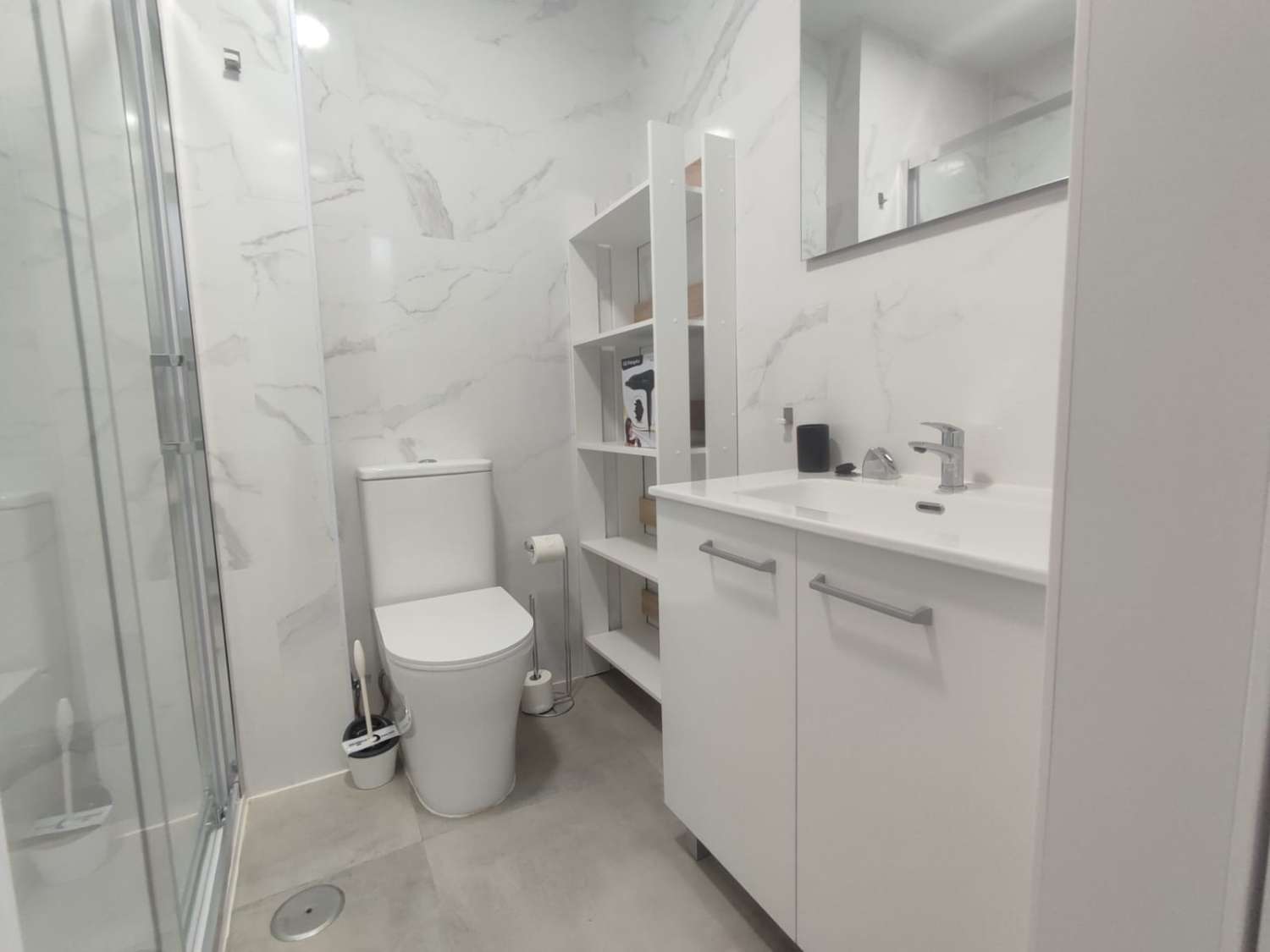 MEDIA TEMPORADA. SE ALQUILA DESDE 1.10.27  POR 11 MESES  BONITO APARTAMENTO CON VISTAS AL MAR  EN EL CENTRO DE TORREMOLINOS