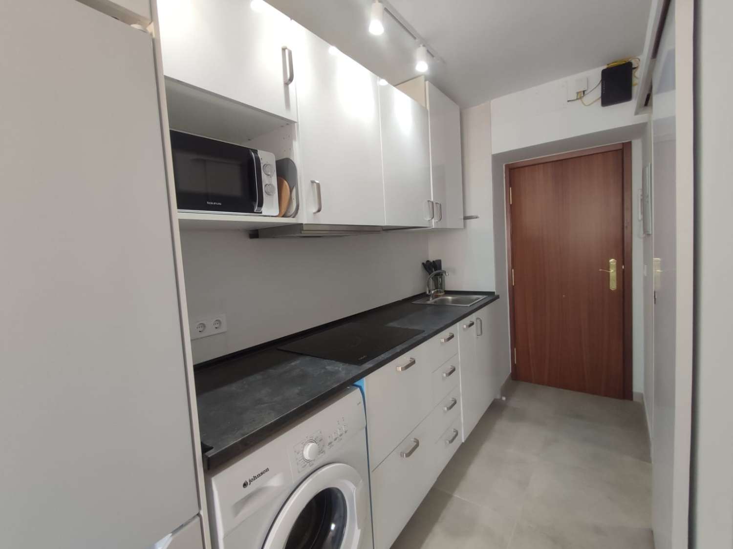 MEDIA TEMPORADA. SE ALQUILA DESDE 1.10.27  POR 11 MESES  BONITO APARTAMENTO CON VISTAS AL MAR  EN EL CENTRO DE TORREMOLINOS