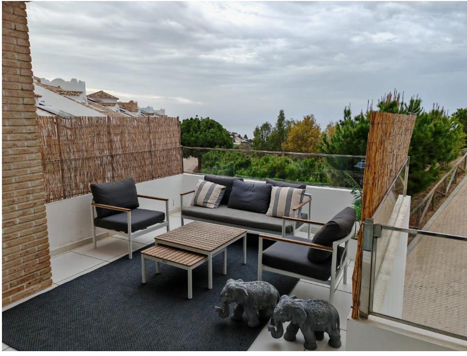 Larga temporada . Se  alquila magnifico  Chalet Pareado  con vistas  al mar en zona  Casablanca ( Benalmadena Pueblo )