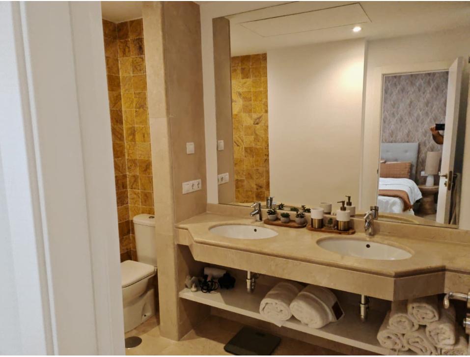 Larga temporada . Se  alquila magnifico  Chalet Pareado  con vistas  al mar en zona  Casablanca ( Benalmadena Pueblo )
