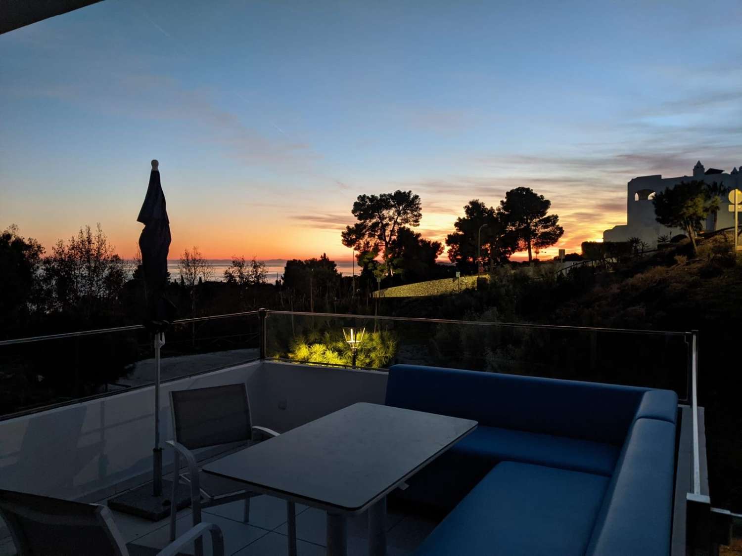 Larga temporada . Se  alquila magnifico  Chalet Pareado  con vistas  al mar en zona  Casablanca ( Benalmadena Pueblo )