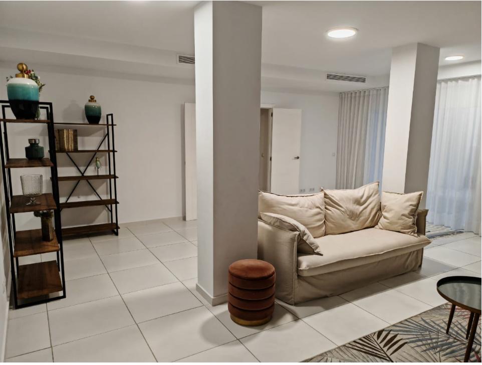 Larga temporada . Se  alquila magnifico  Chalet Pareado  con vistas  al mar en zona  Casablanca ( Benalmadena Pueblo )