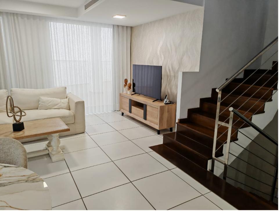 Larga temporada . Se  alquila magnifico  Chalet Pareado  con vistas  al mar en zona  Casablanca ( Benalmadena Pueblo )