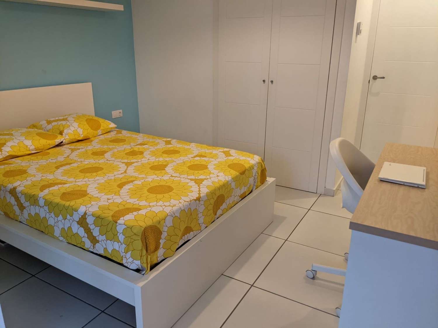 Larga temporada . Se  alquila magnifico  Chalet Pareado  con vistas  al mar en zona  Casablanca ( Benalmadena Pueblo )