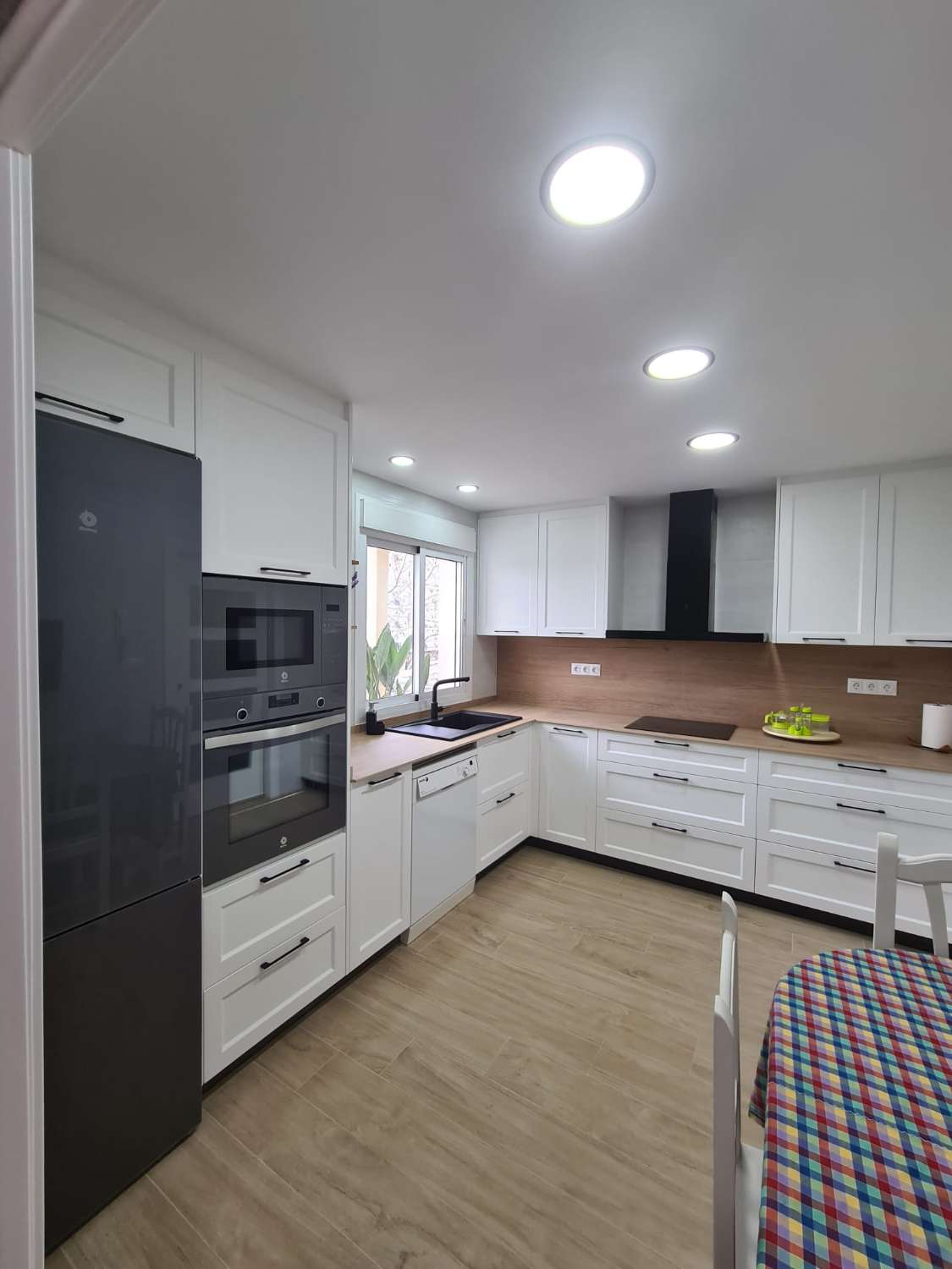 Media temporada . Se alquila desde 1.10.26.31.5.27 maginifico apartamento  con vistas al mar en zona Los Alamos (Torremolinos)
