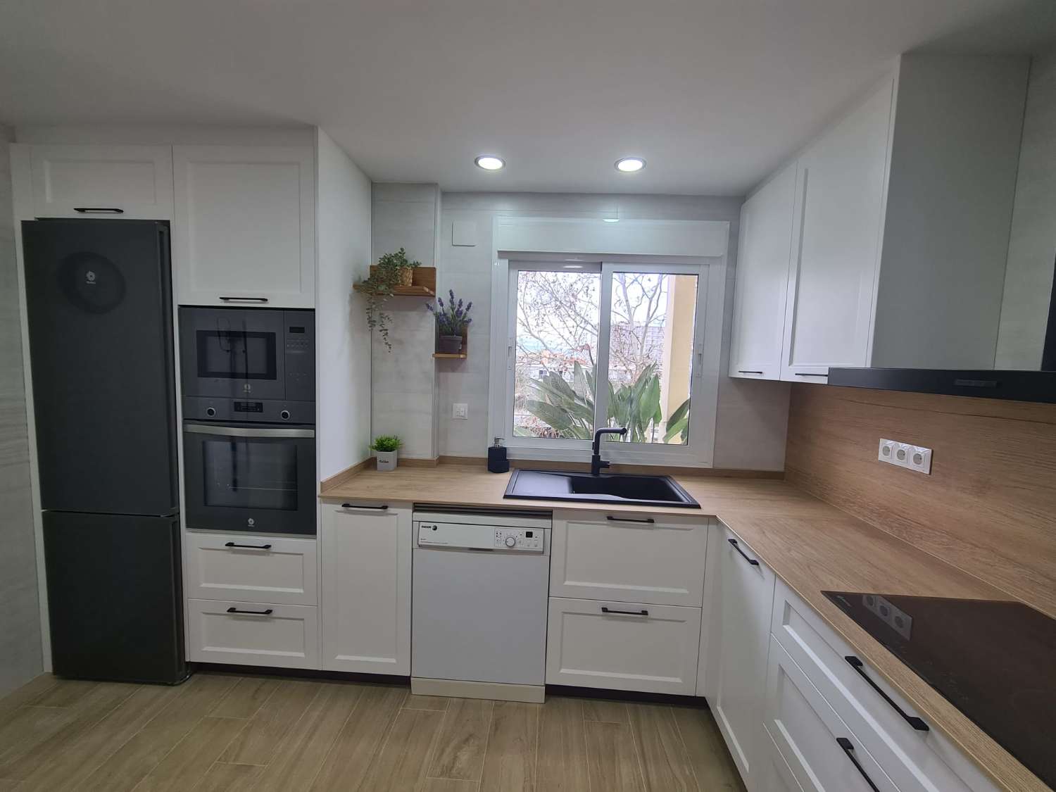 Media temporada . Se alquila desde 1.10.26.31.5.27 maginifico apartamento  con vistas al mar en zona Los Alamos (Torremolinos)