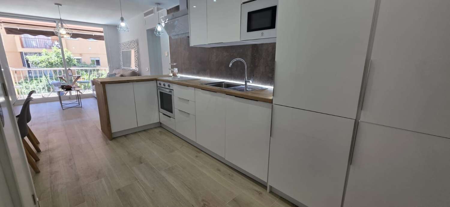 Larga Temporada . Se alquila por 11 meses bonito piso totalmente reformado en el centro de Torremolinos