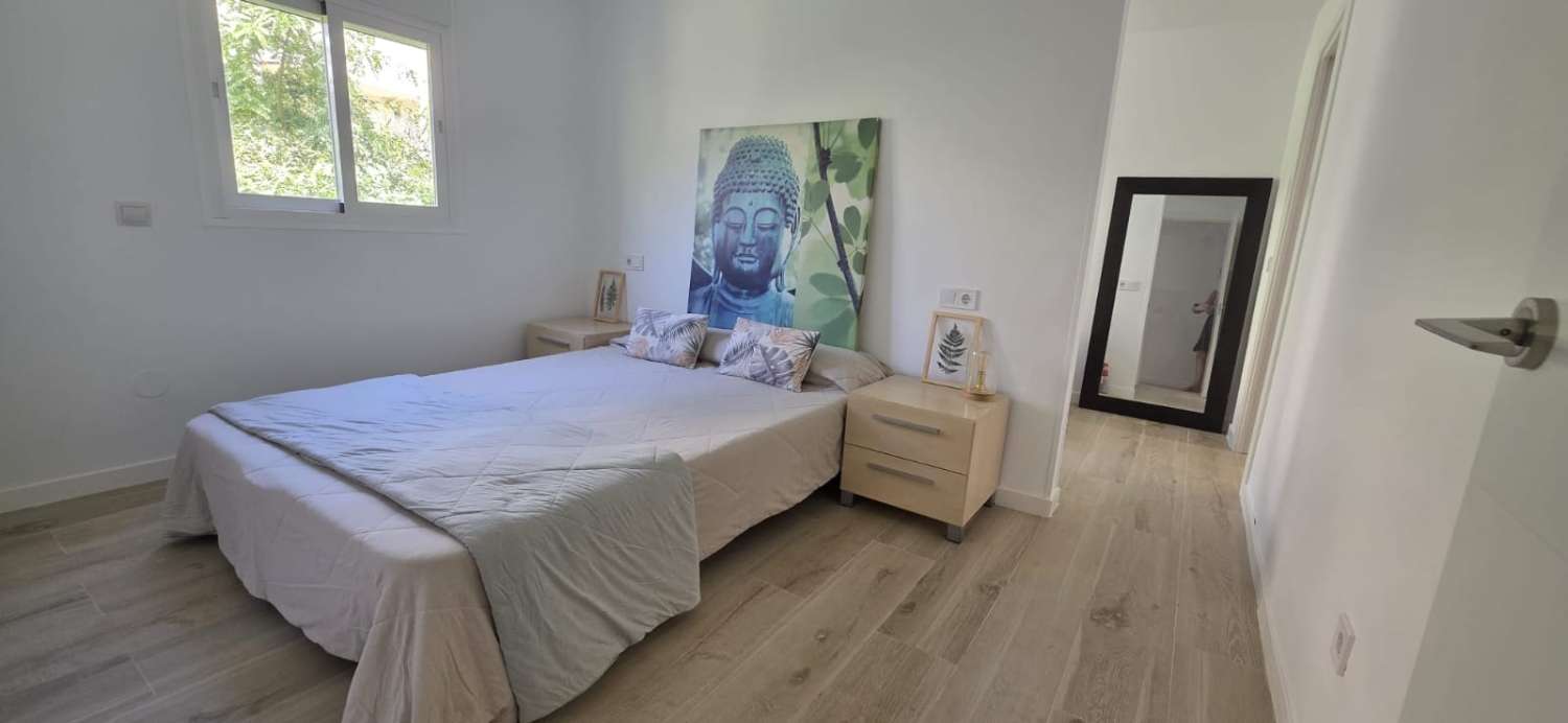 Larga Temporada . Se alquila por 11 meses bonito piso totalmente reformado en el centro de Torremolinos