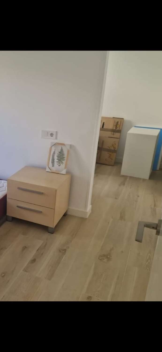 Larga Temporada . Se alquila por 11 meses bonito piso totalmente reformado en el centro de Torremolinos