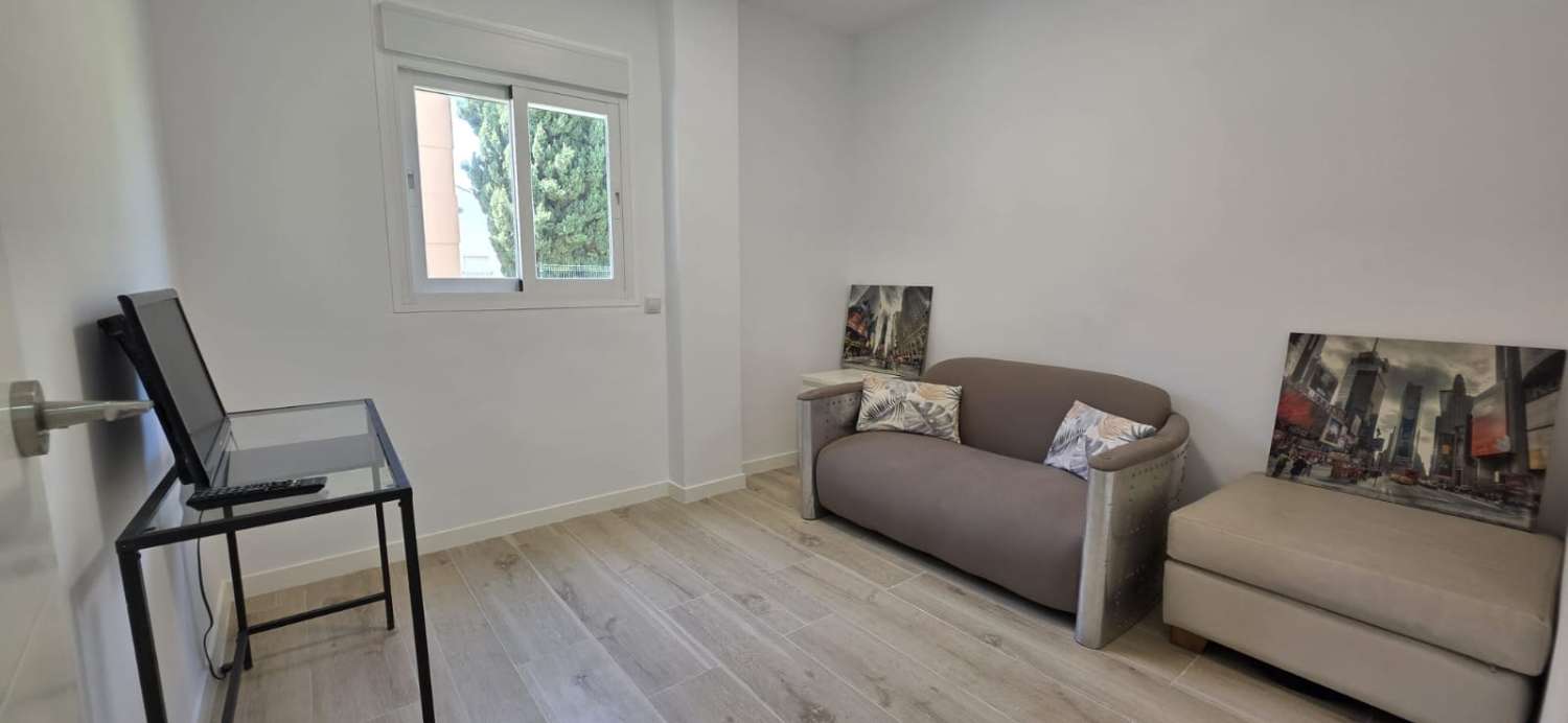 Larga Temporada . Se alquila por 11 meses bonito piso totalmente reformado en el centro de Torremolinos
