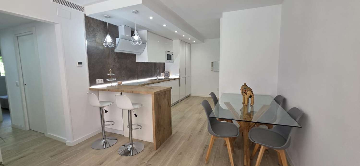Larga Temporada . Se alquila por 11 meses bonito piso totalmente reformado en el centro de Torremolinos