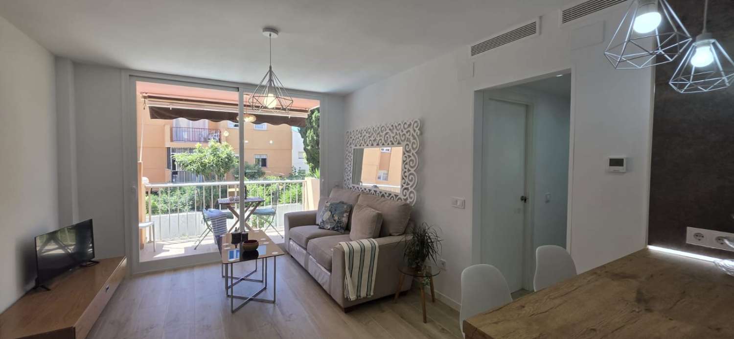 Larga Temporada . Se alquila por 11 meses bonito piso totalmente reformado en el centro de Torremolinos