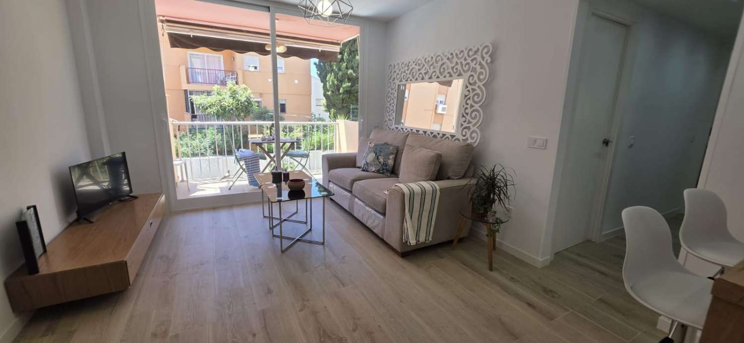 Larga Temporada . Se alquila por 11 meses bonito piso totalmente reformado en el centro de Torremolinos