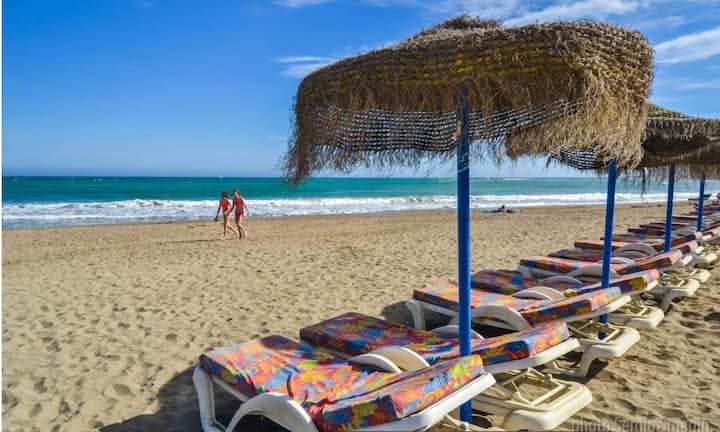 Larga temporada . Se alquila bonito apartamento con vistas al mar  en 2 linea de playa en Benalmadena