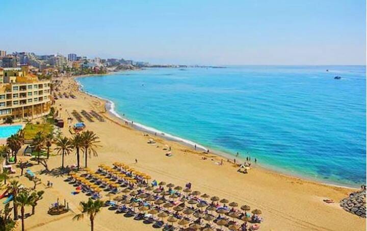 Larga temporada . Se alquila bonito apartamento con vistas al mar  en 2 linea de playa en Benalmadena