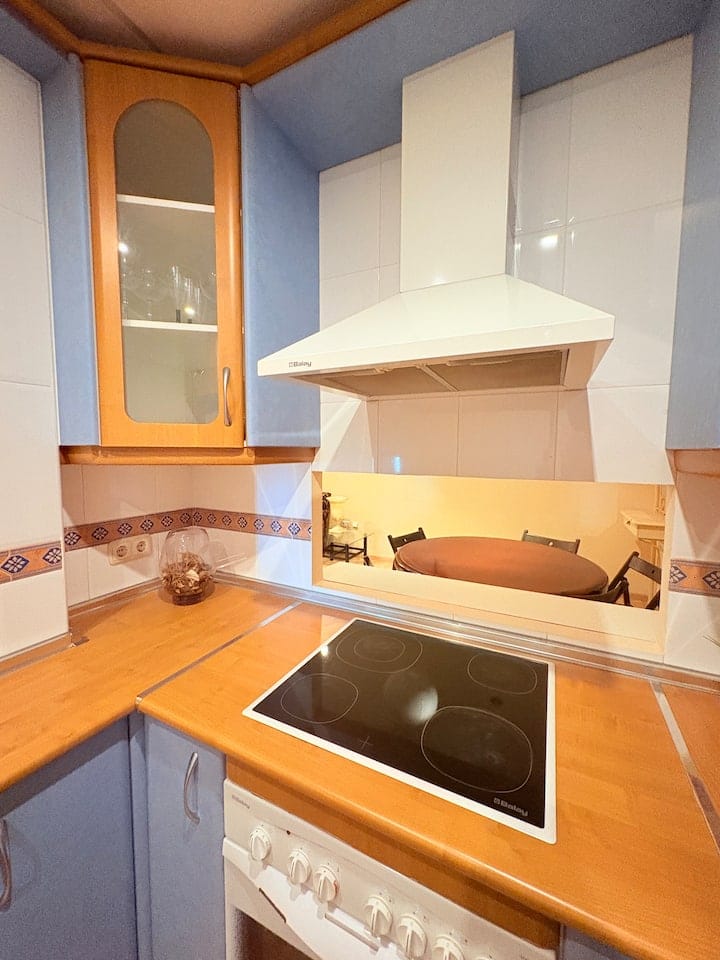 Larga temporada . Se alquila bonito apartamento con vistas al mar  en 2 linea de playa en Benalmadena