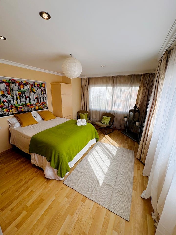 Larga temporada . Se alquila bonito apartamento con vistas al mar  en 2 linea de playa en Benalmadena