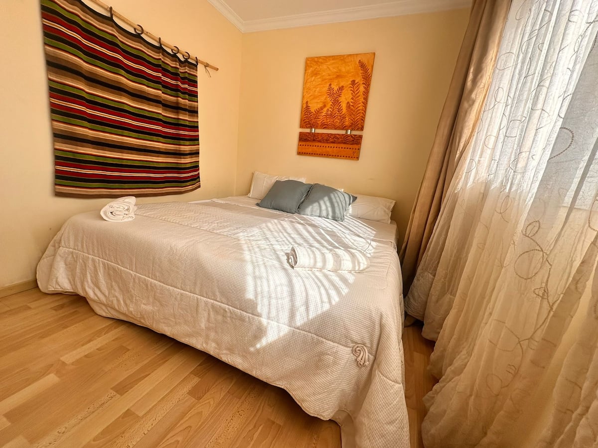 Larga temporada . Se alquila bonito apartamento con vistas al mar  en 2 linea de playa en Benalmadena