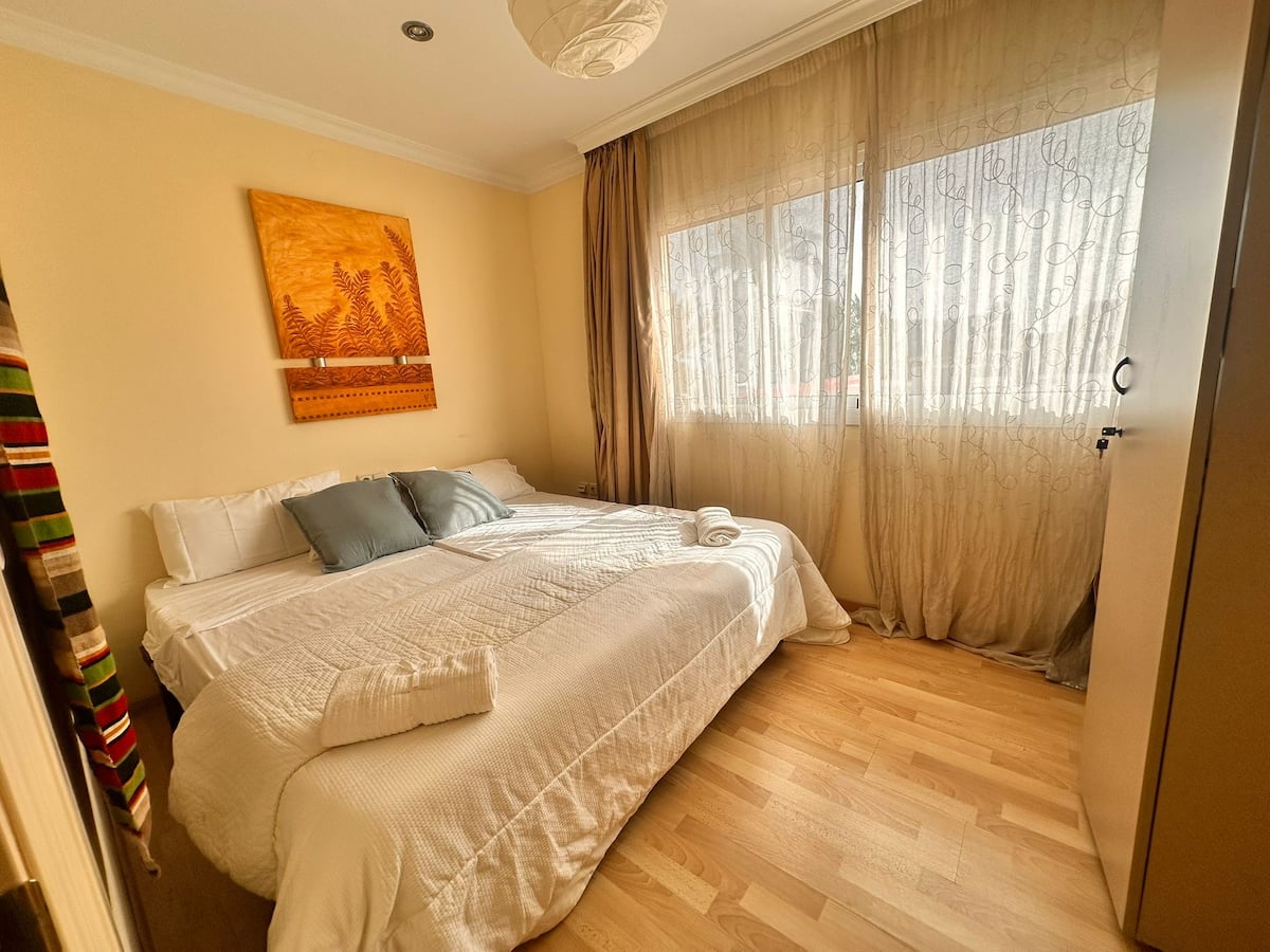 MediaTemporada. Se alquila desde ahora hasta 30.7.27  bonito apartamento con vistas al mar  en 2ª linea de playa en Benalmadena
