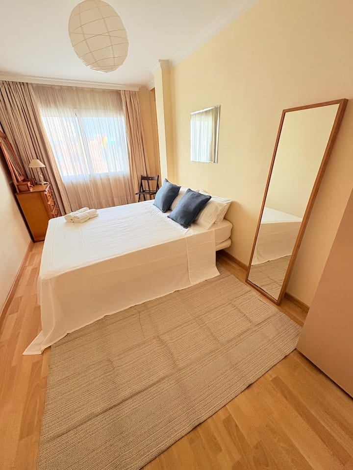 Larga temporada . Se alquila bonito apartamento con vistas al mar  en 2 linea de playa en Benalmadena