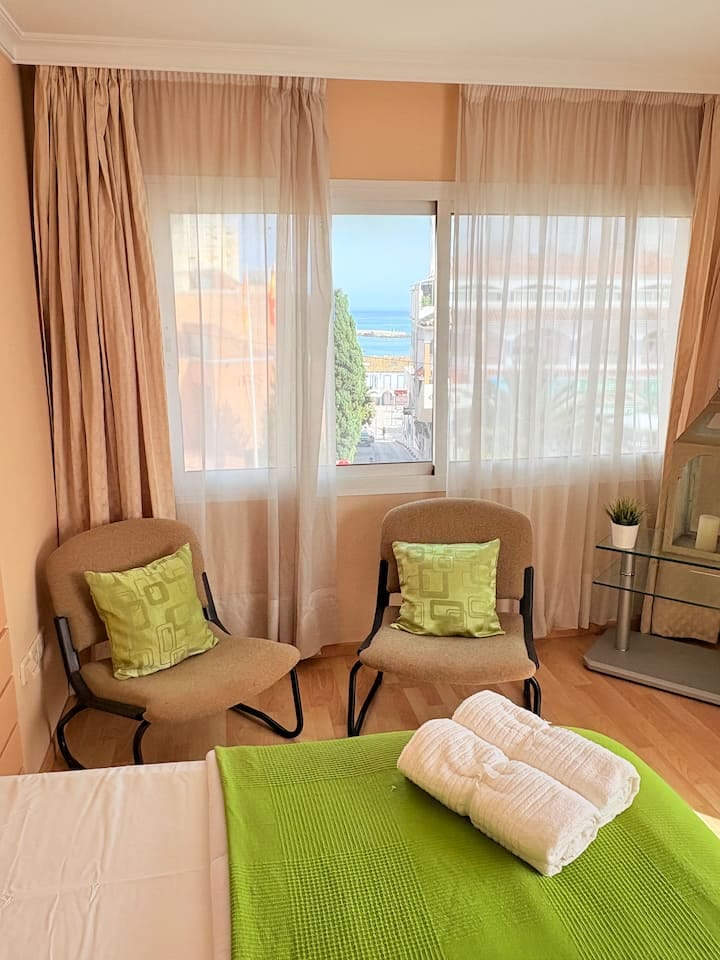 Larga temporada . Se alquila bonito apartamento con vistas al mar  en 2 linea de playa en Benalmadena