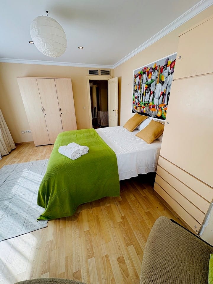 MediaTemporada. Se alquila desde ahora hasta 30.7.27  bonito apartamento con vistas al mar  en 2ª linea de playa en Benalmadena