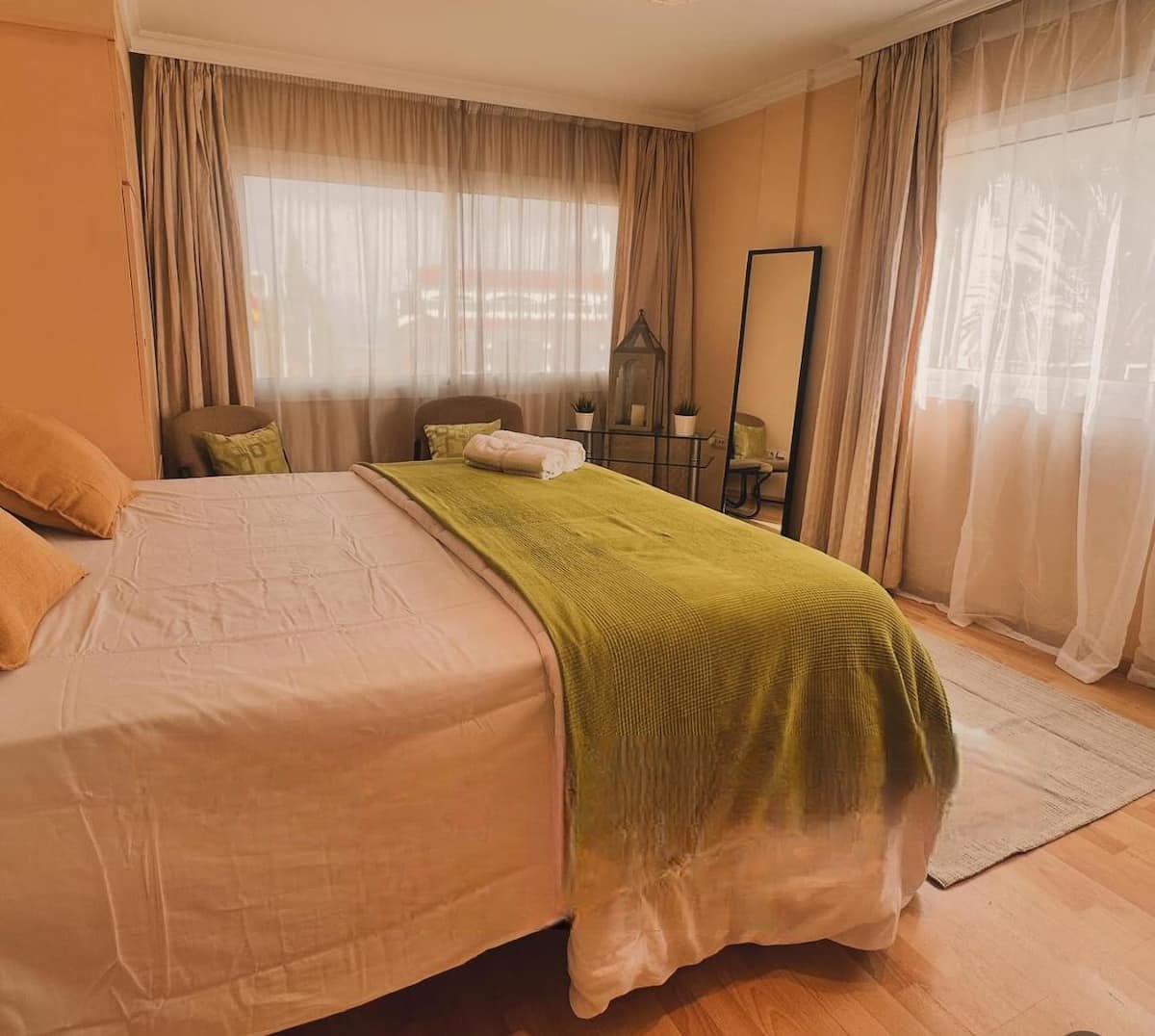 Larga temporada . Se alquila bonito apartamento con vistas al mar  en 2 linea de playa en Benalmadena