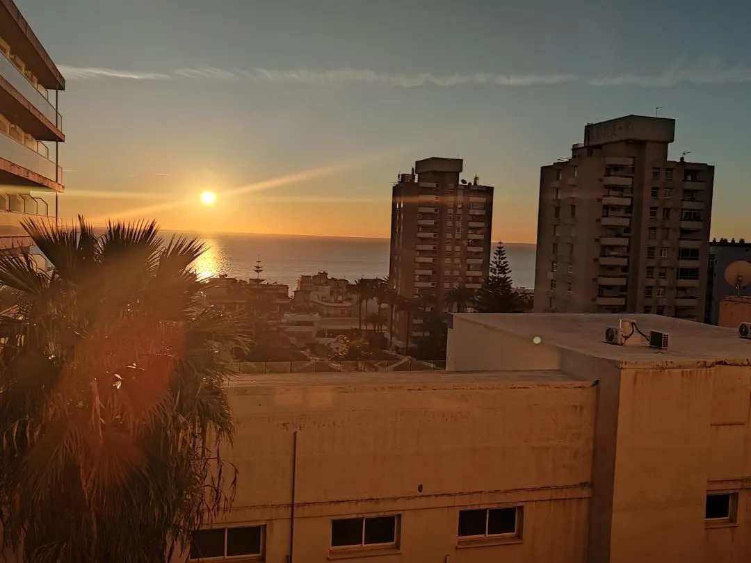Midt i sæsonen. Til leje fra 16.9.26-30.6.27 Flot lejlighed med havudsigt i Montemar Torremolinos-området )