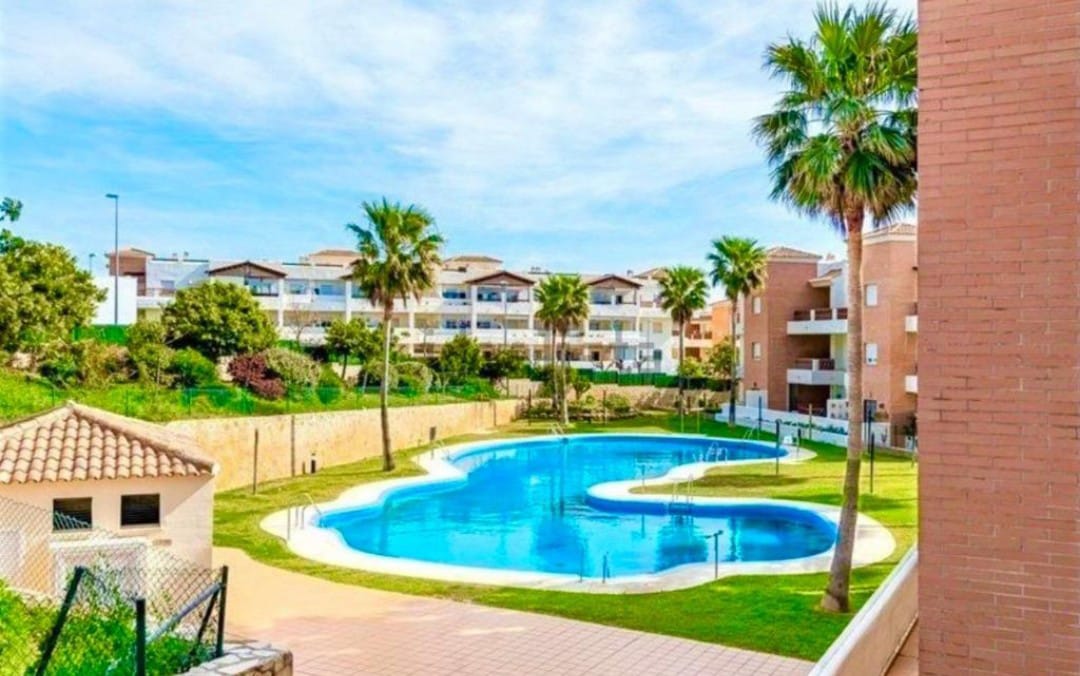 Larga temporada . Se alquila bonito apartamento con vistas al Golf en Benalmadena