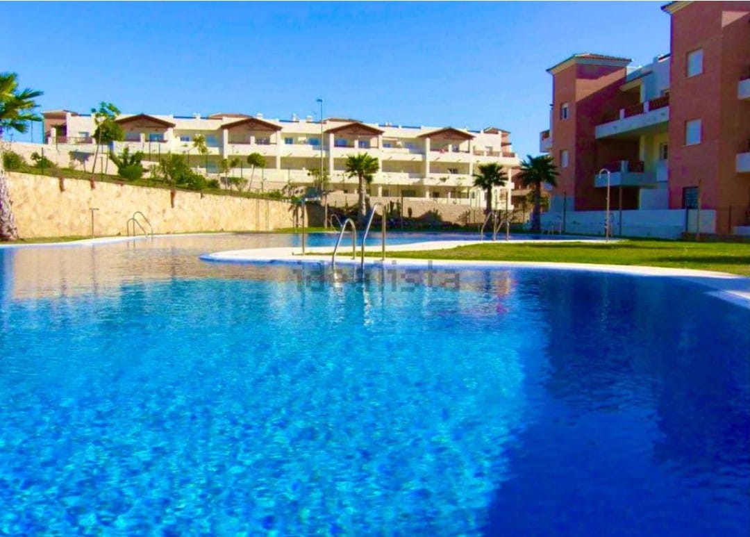 Larga temporada . Se alquila bonito apartamento con vistas al Golf en Benalmadena