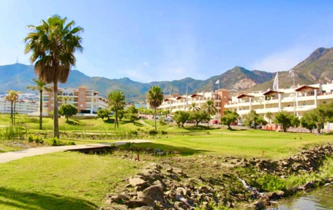 Larga temporada . Se alquila bonito apartamento con vistas al Golf en Benalmadena