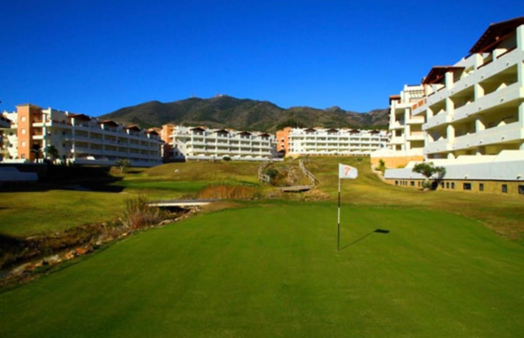 Larga temporada . Se alquila bonito apartamento con vistas al Golf en Benalmadena