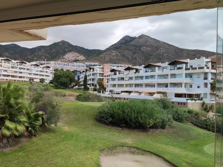 Larga temporada . Se alquila bonito apartamento con vistas al Golf en Benalmadena