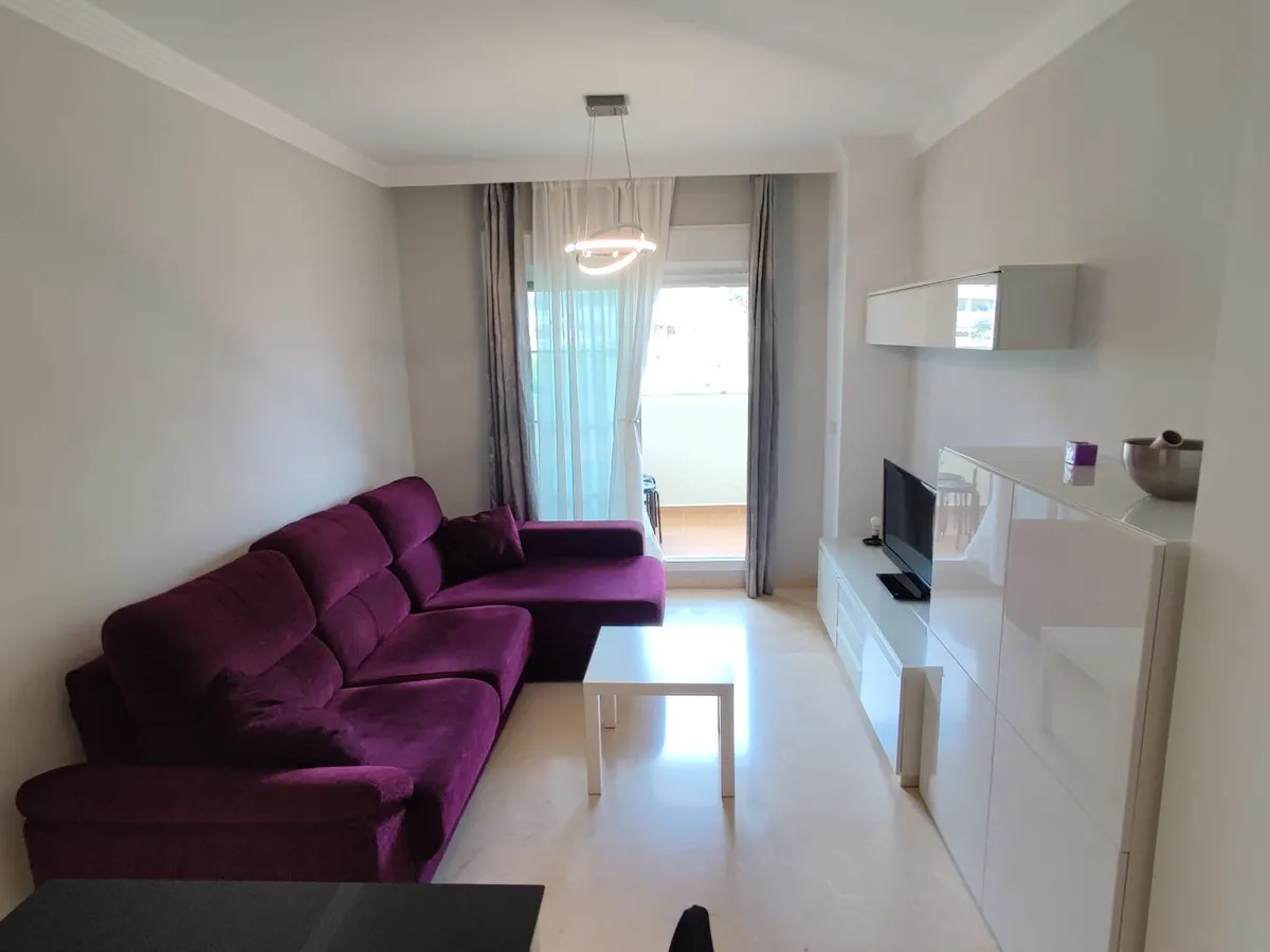 Larga temporada . Se alquila bonito apartamento con vistas al Golf en Benalmadena