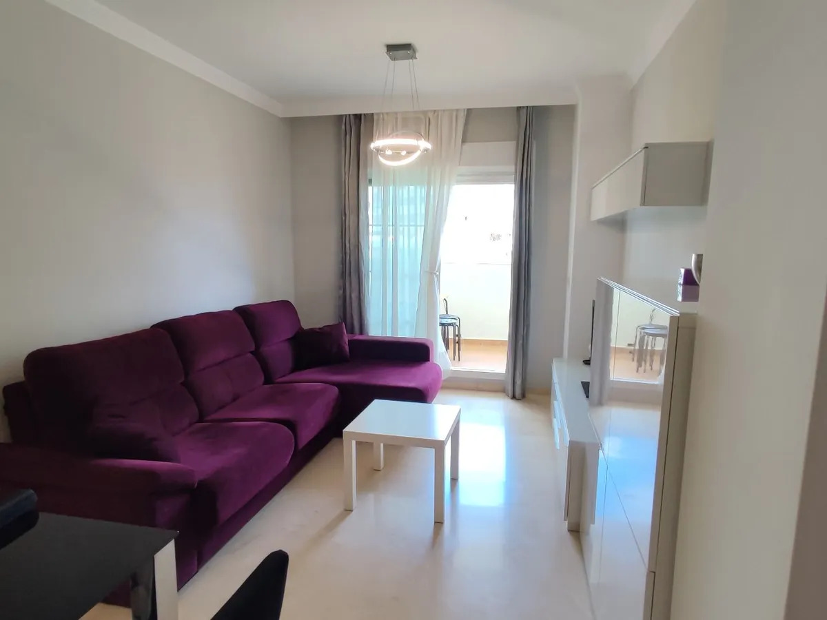 Larga temporada . Se alquila bonito apartamento con vistas al Golf en Benalmadena