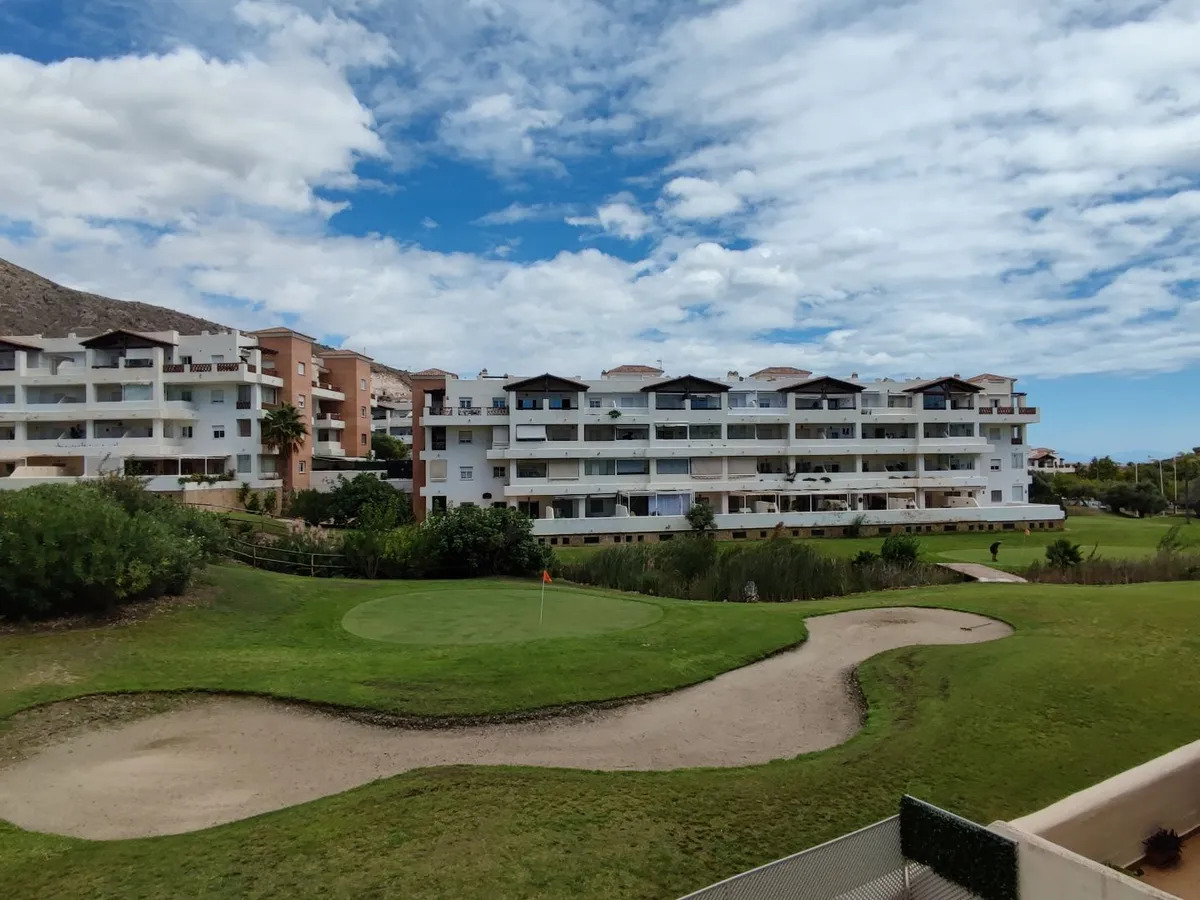 Larga temporada . Se alquila bonito apartamento con vistas al Golf en Benalmadena