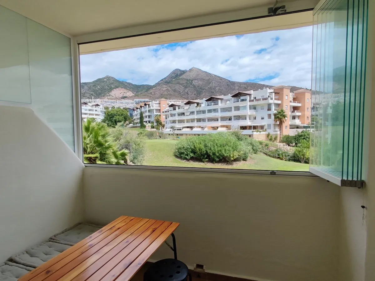 Larga temporada . Se alquila bonito apartamento con vistas al Golf en Benalmadena