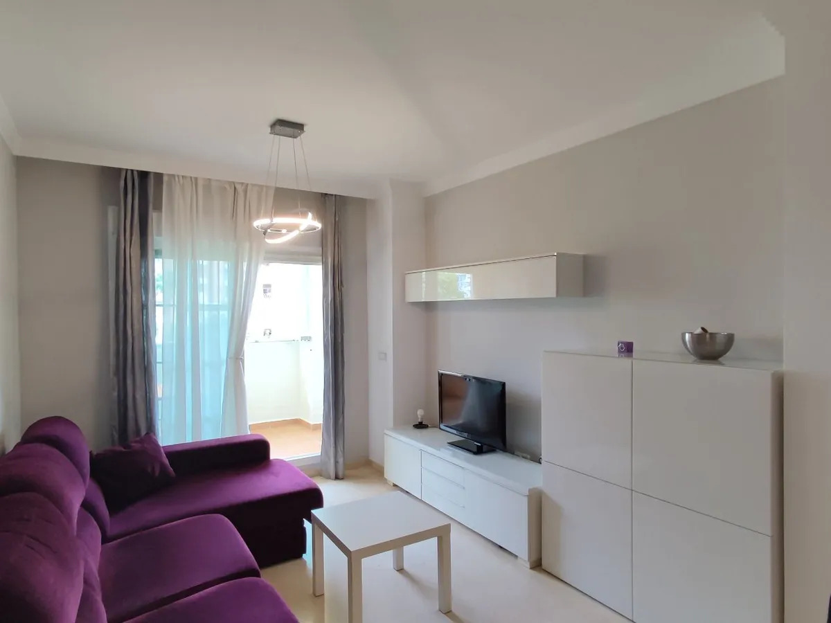 Larga temporada . Se alquila bonito apartamento con vistas al Golf en Benalmadena