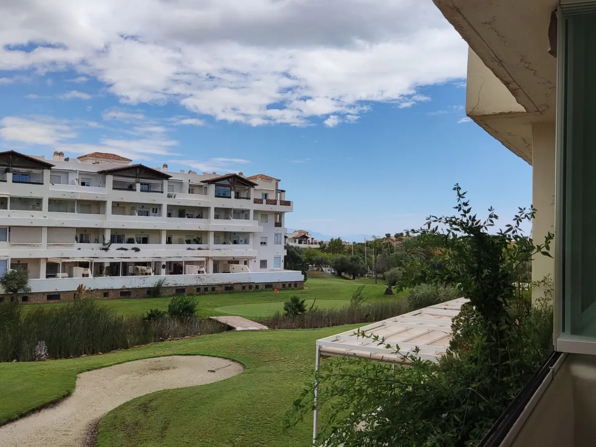 Larga temporada . Se alquila bonito apartamento con vistas al Golf en Benalmadena