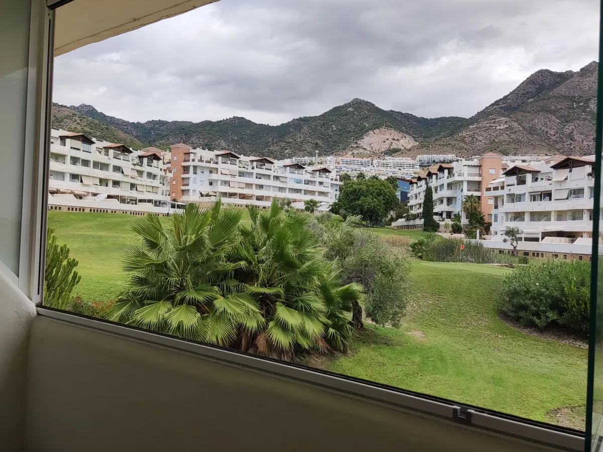 Larga temporada . Se alquila bonito apartamento con vistas al Golf en Benalmadena