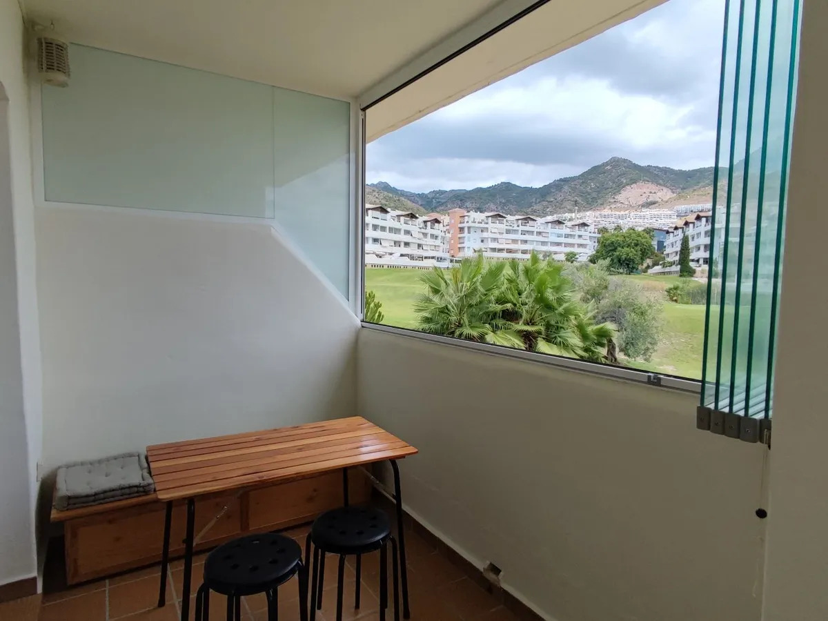 Larga temporada . Se alquila bonito apartamento con vistas al Golf en Benalmadena