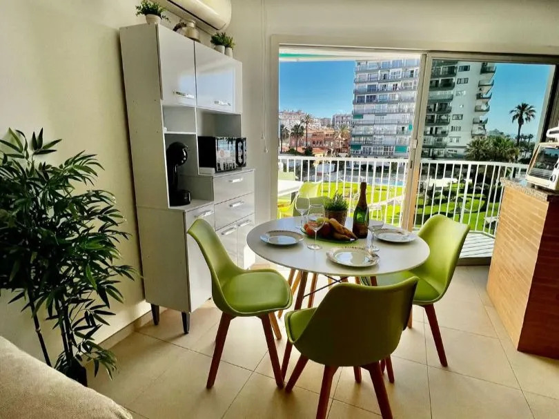 Media temporada . Se alquila desde  1.9.27 30.6.28 bonito apartaamento en 1ª linea de playa  con vistas al mar en Benalmadena