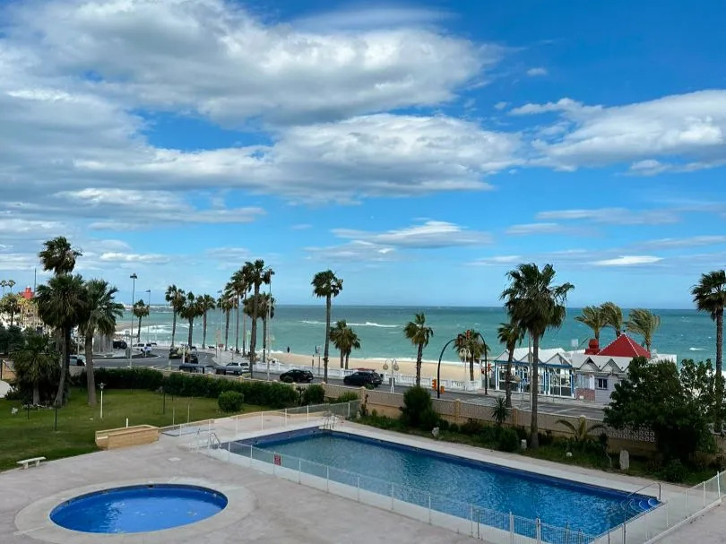 Media temporada . Se alquila desde  1.9.27 30.6.28 bonito apartaamento en 1ª linea de playa  con vistas al mar en Benalmadena