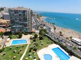 Media temporada . Se alquila desde  1.9.27 30.6.28 bonito apartaamento en 1ª linea de playa  con vistas al mar en Benalmadena