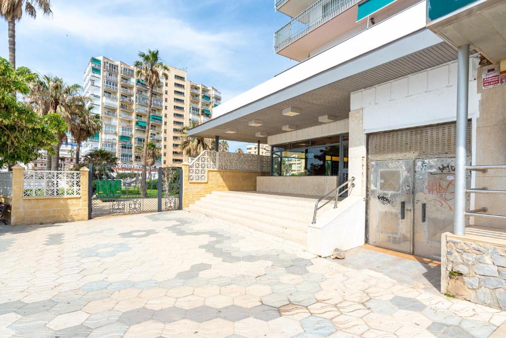 HALV SÆSON. TIL LEJE FRA 01.09.26 - 30.06.27 SMUK 1ST LINE STRANDLEJLIGHED MED HAVUDSIGT FRA BENALMADENA.