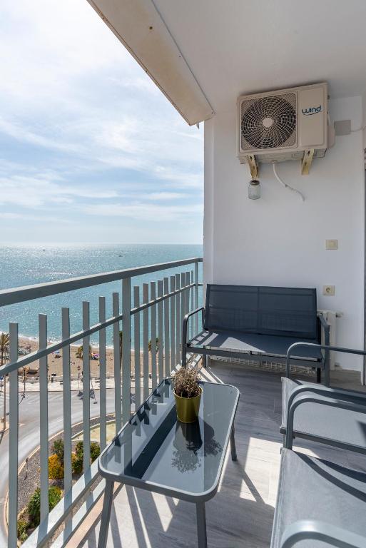 HALV SÆSON. TIL LEJE FRA 01.09.26 - 30.06.27 SMUK 1ST LINE STRANDLEJLIGHED MED HAVUDSIGT FRA BENALMADENA.