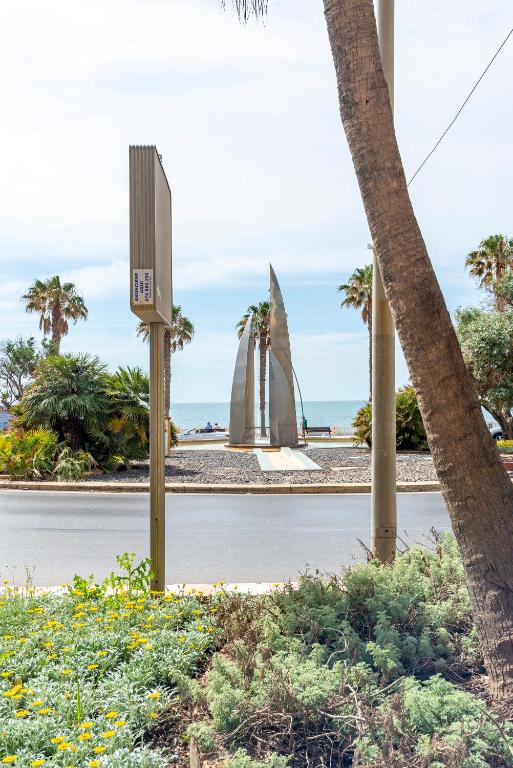 HALV SÆSON. TIL LEJE FRA 01.09.26 - 30.06.27 SMUK 1ST LINE STRANDLEJLIGHED MED HAVUDSIGT FRA BENALMADENA.